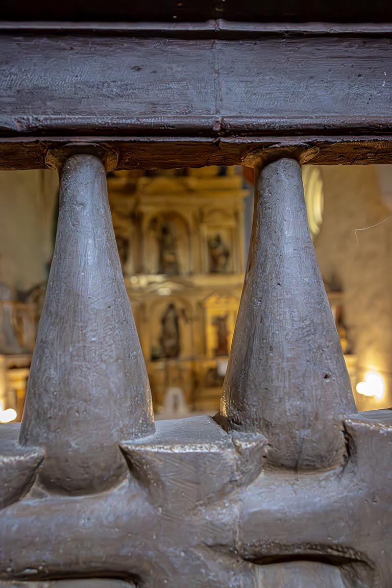 Detalle de la balaustrada de piedra, que separa el coro alto del resto de la nave.